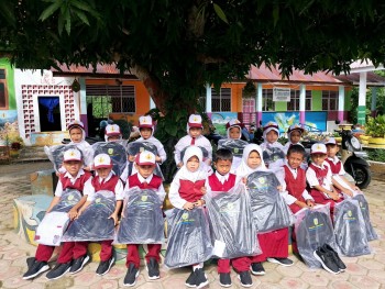 Penerimaan Bantuan Seragam Merah Putih, Tas dan Sepatu Untuk Kelas I