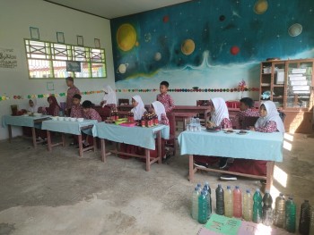 Praktik Membuat Kue Siswa Kelas 6