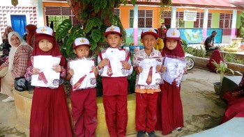 Penerimaan Bantuan Seragam Merah Putih, Tas dan Sepatu Untuk Kelas I