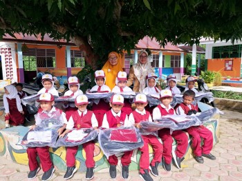Penerimaan Bantuan Seragam Merah Putih, Tas dan Sepatu Untuk Kelas I